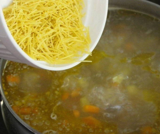 Суп с фрикадельками, картошкой и вермишелью