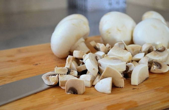 Куриные рулетики с грибами в духовке