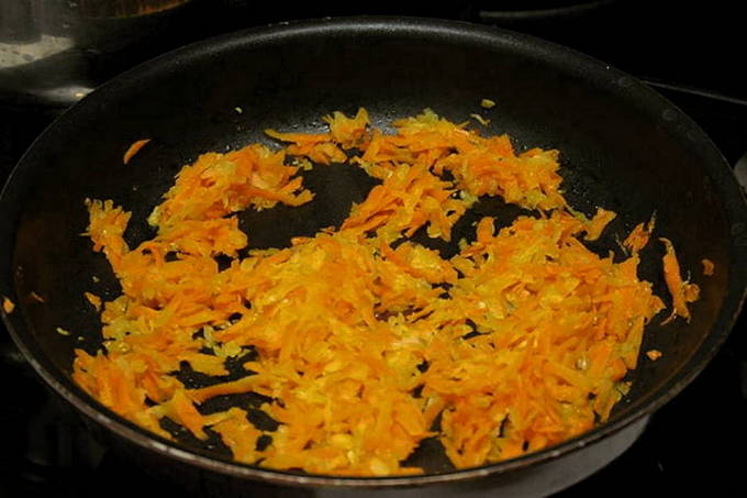Рассыпчатый рис с луком и морковью на сковороде