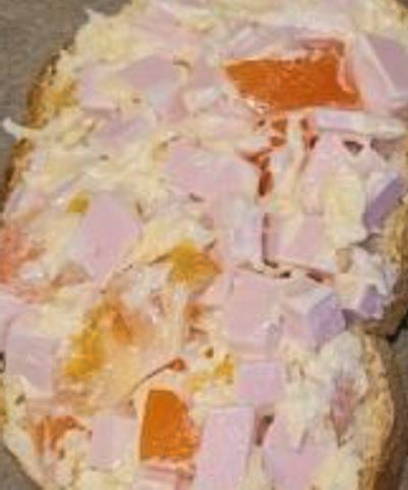 Горячие бутерброды с колбасой в духовке