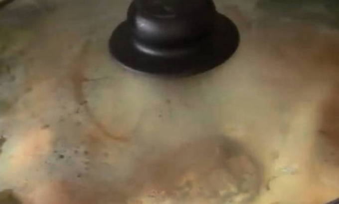 Грудка в сливочном соусе с грибами на сковороде