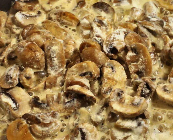 Грудка в сливочном соусе с грибами на сковороде