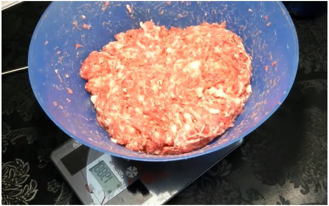 Колбаса из свинины в кишке в домашних условиях
