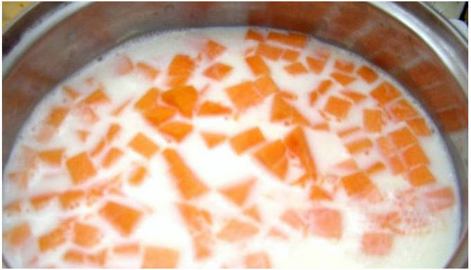 Рисовая каша на молоке с тыквой в кастрюле