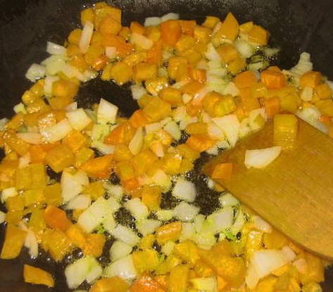 Гречка с луком и морковью на сковороде