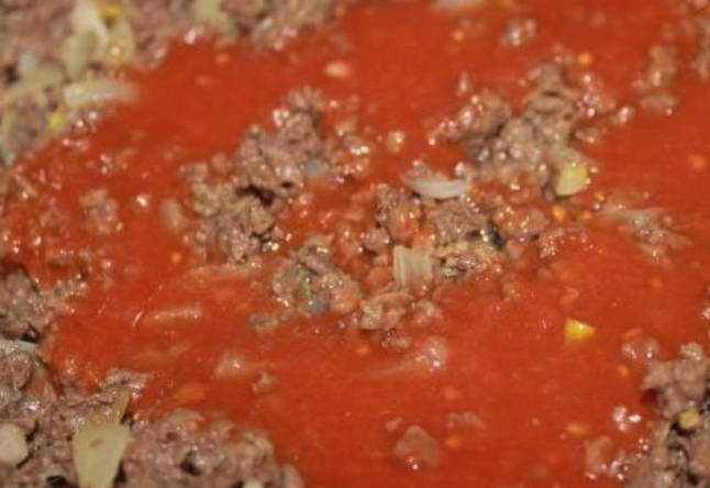 Макароны по-флотски с фаршем с томатной пастой на сковороде