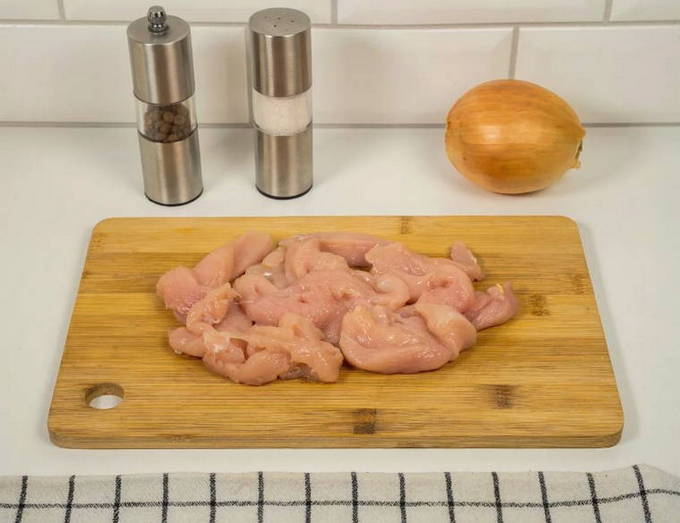 Курица с булгуром на сковороде
