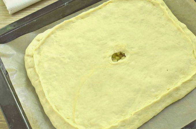 Пирог с мясом и картошкой из дрожжевого теста в духовке