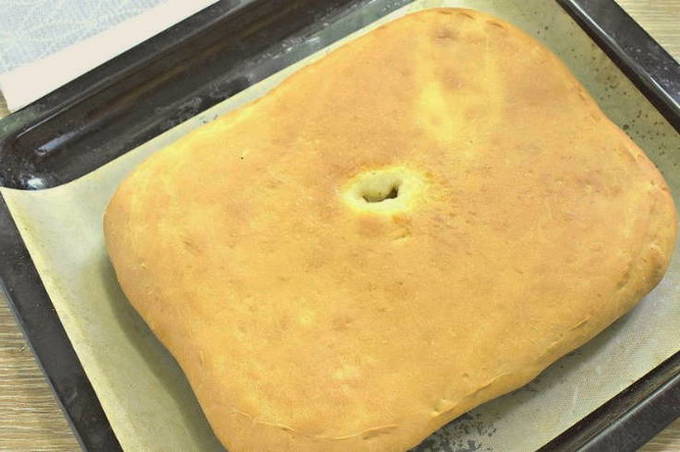Пирог с мясом и картошкой из дрожжевого теста в духовке