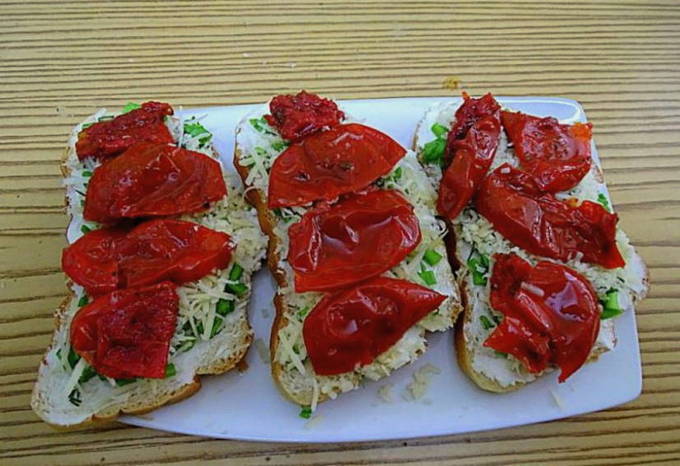 Бутерброды с вялеными помидорами на праздничный стол