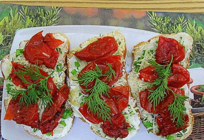 Бутерброды с вялеными помидорами на праздничный стол