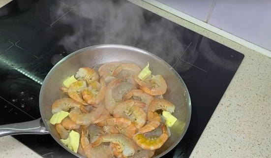 Креветки с чесноком в соевом соусе на сковороде