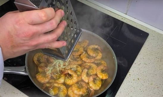 Креветки с чесноком в соевом соусе на сковороде