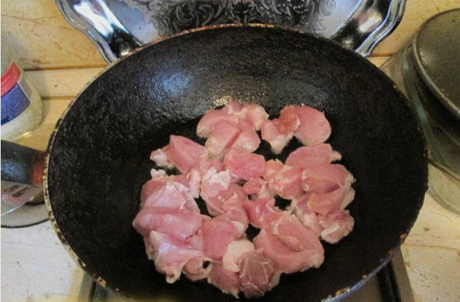 Свинина с шампиньонами в сметане на сковороде