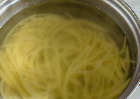 Креветки со спагетти в сливочном соусе