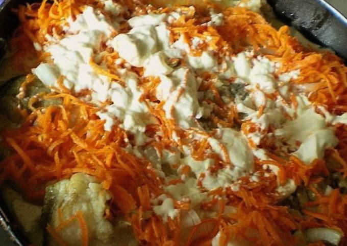 Тушеный минтай с луком и морковью на сковороде