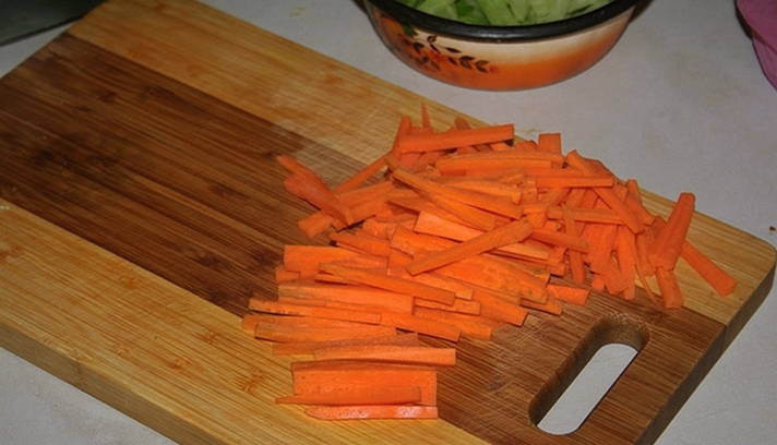 Поджарка из свинины с луком и морковью на сковороде