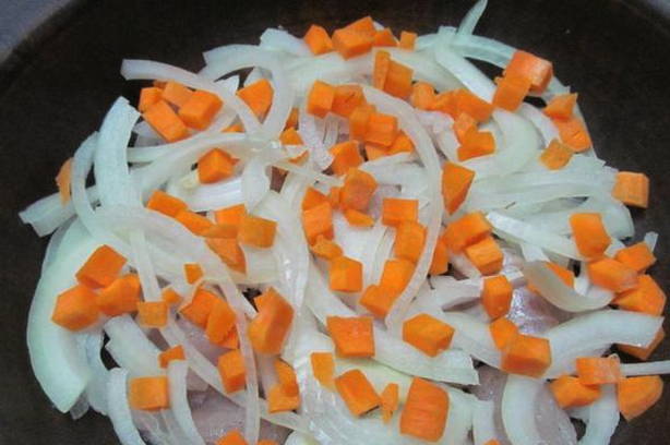 Минтай с картошкой, луком, морковью и сметаной в духовке