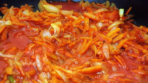 Маринад с томатной пастой, луком и морковью на сковороде