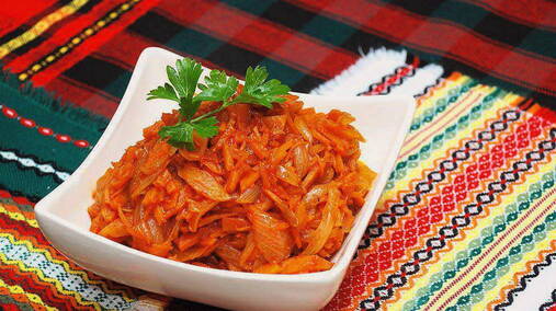 Маринад с томатной пастой, луком и морковью на сковороде