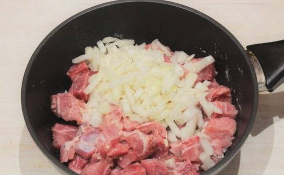 Поджарка из свинины с луком и томатной пастой на сковороде