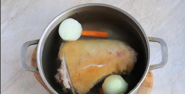 Рулька с картошкой в фольге в духовке