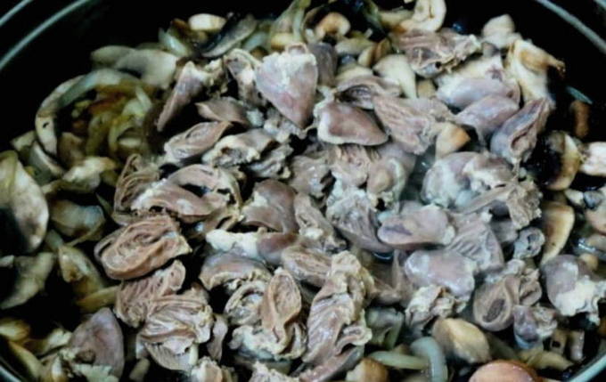 Куриные сердечки с грибами в сметане
