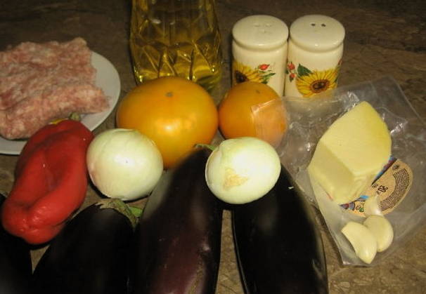 Лодочки из баклажанов с фаршем, сыром и помидорами в духовке