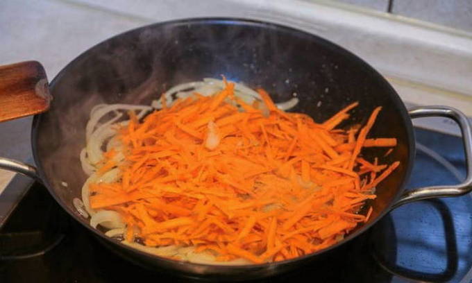 Макароны с луком и морковью на сковороде