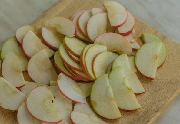 Булочки из дрожжевого теста с яблоками в духовке