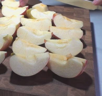 Яблочный компот из свежих яблок в кастрюле