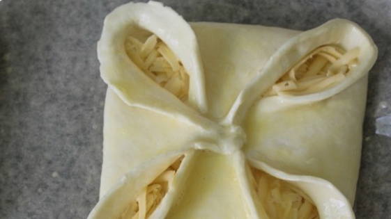 Хачапури из слоеного теста с сыром в духовке