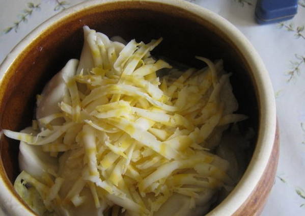 Запеченные пельмени с сыром и сметаной в духовке