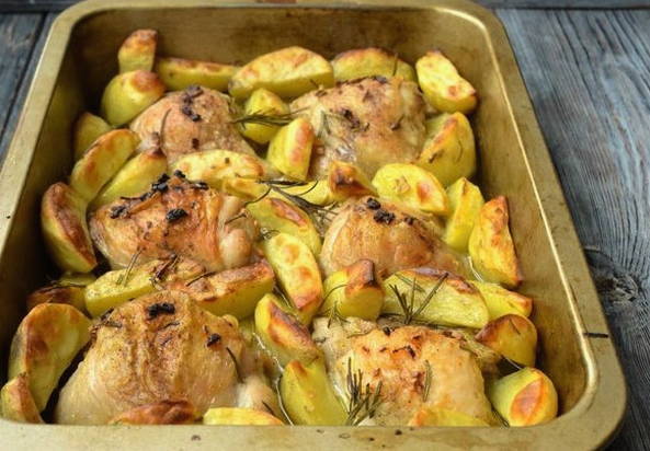 Куриные бедрышки с картошкой в духовке