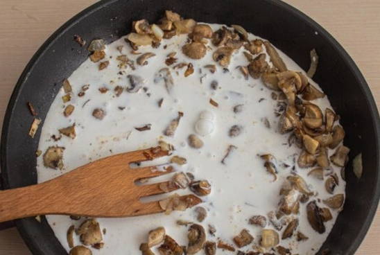 Сливочно-грибной соус из шампиньонов со сливками