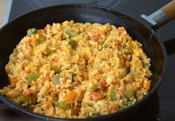 Рис с овощами и яйцом