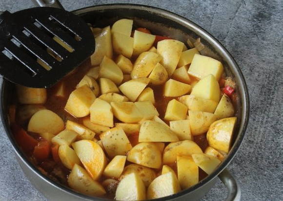 Тушеная картошка с овощами и мясом