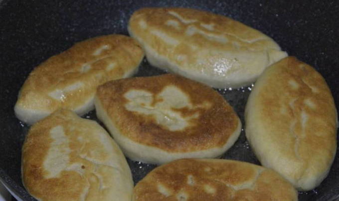 Жареные пирожки с картошкой и грибами на сковороде