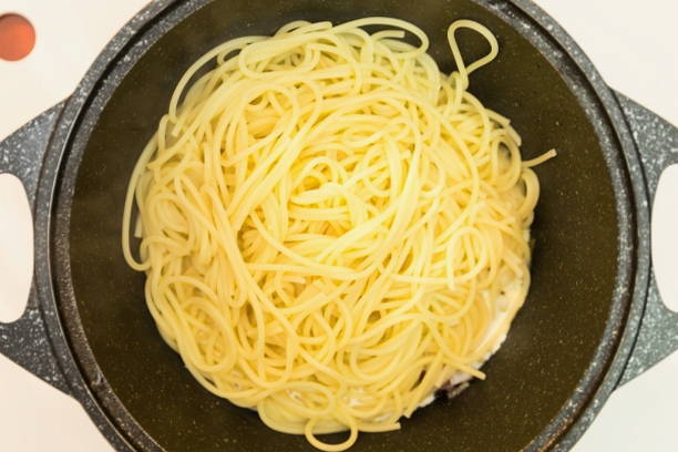 Спагетти в сливочном соусе с беконом