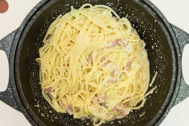 Спагетти в сливочном соусе с беконом