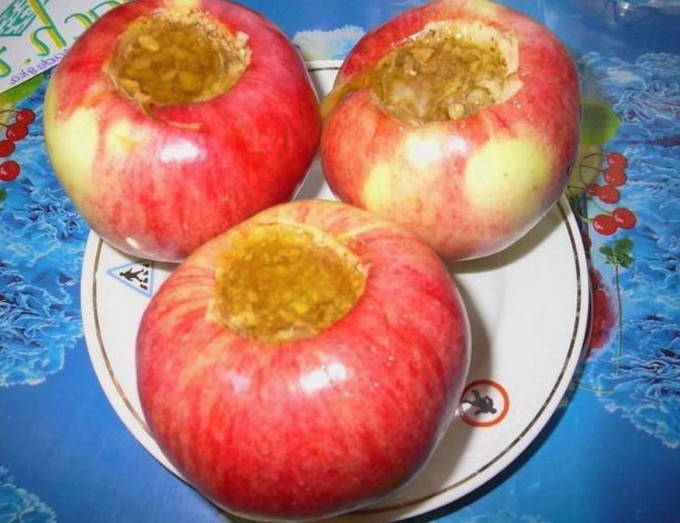Запеченные яблоки с медом и орехами