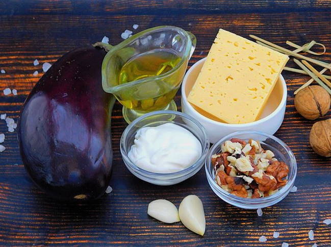 Рулетики из баклажанов с грецкими орехами и сыром