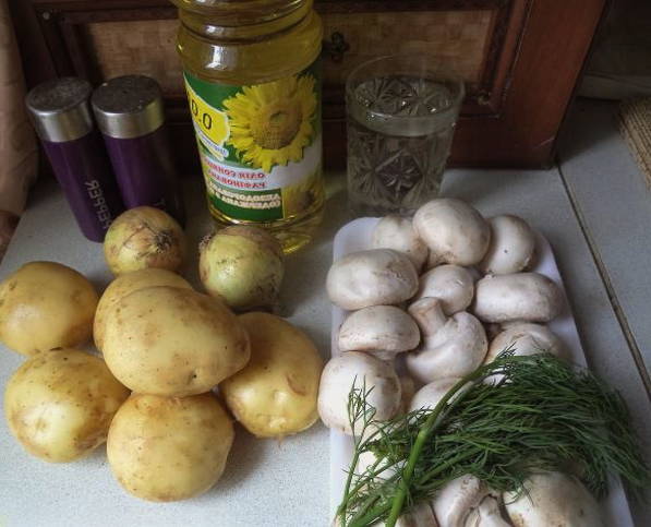 Тушеная картошка с грибами на сковороде
