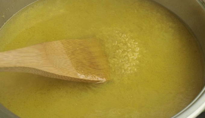 Рассыпчатый рис басмати в кастрюле