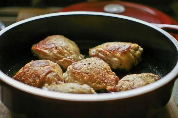 Жареная курные бедра с чесноком на сковороде