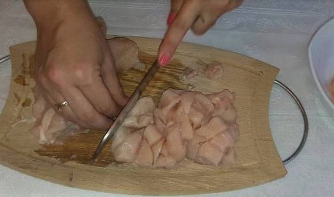 Поджарка из курицы с подливкой на сковороде
