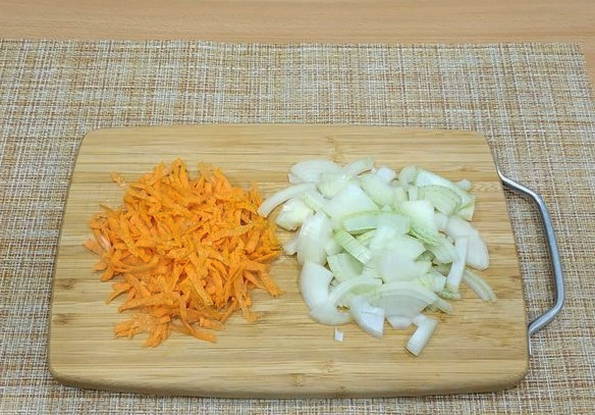 Тушеный минтай с луком, морковью и майонезом на сковороде