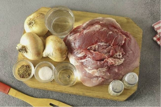 Традиционный маринад с уксусом и луком для шашлыка из свинины