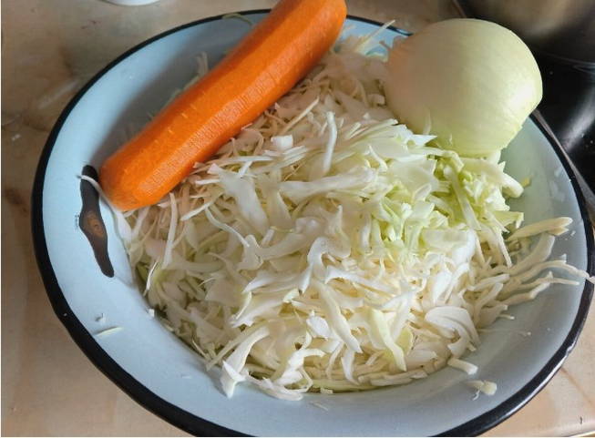 Классическая тушеная капуста с томатной пастой, морковью и луком на сковороде