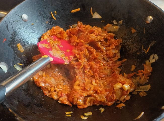 Классическая тушеная капуста с томатной пастой, морковью и луком на сковороде